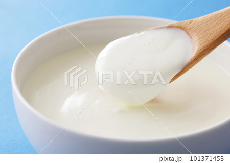 プレーンヨーグルトをスプーンですくう 101371453