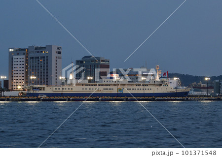 春の北海道函館市函館港で夕暮れの摩周丸の風景を撮影 春の北海道函館市函館港で夕暮れの摩周丸の風景を撮影 101371548