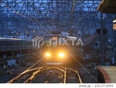 夕暮れの尼崎駅に到着する321系電車 101371844