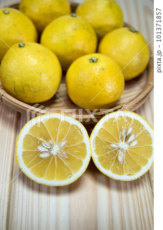 爽やかな酸味と甘みの小夏みかん 101371857