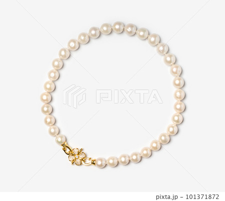 Freshwater pearl bracelet with gold hook and diamonds on white background. Collection of luxury jewelry accessories. Studio shot Freshwater pearl bracelet with gold hook and diamonds on white background. Collection of luxury jewelry accessories. Studio shot 101371872