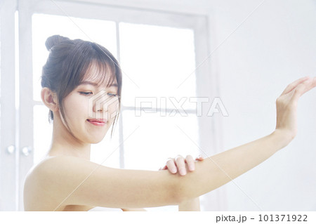 腕のスキンケアをする若い女性 腕のスキンケアをする若い女性 101371922