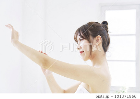 腕のスキンケアをする若い女性 腕のスキンケアをする若い女性 101371966