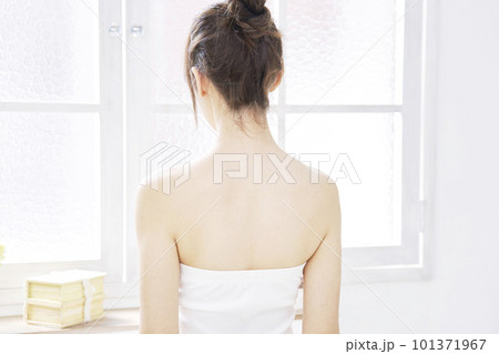 ビューティーイメージ 若い女性の背中 ビューティーイメージ 若い女性の背中 101371967
