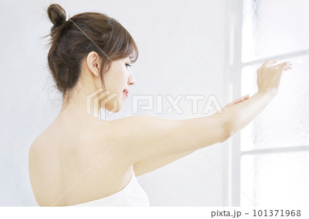 腕のスキンケアをする若い女性 腕のスキンケアをする若い女性 101371968