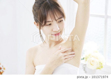 脇の下のケアに悩む若い女性 101371974