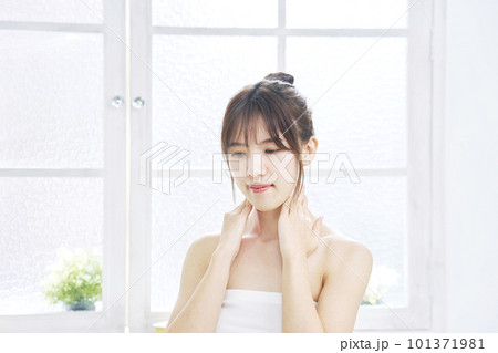 首をマッサージする女性 101371981