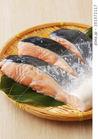 ざるに乗った北海道産サクラマスの切り身 101372117