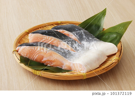 ざるに乗った北海道産サクラマスの切り身 101372119