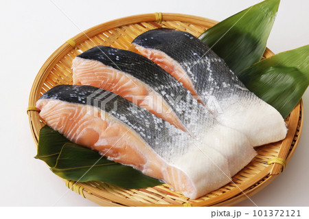 ざるに乗った北海道産サクラマスの切り身 101372121