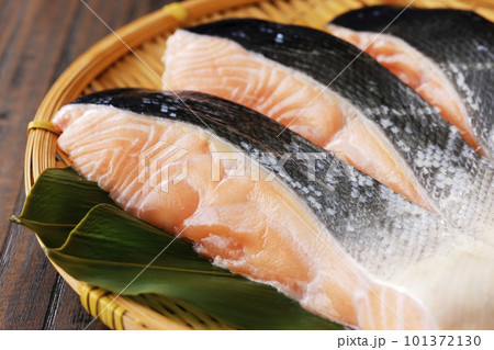 ざるに乗った北海道産サクラマスの切り身 101372130
