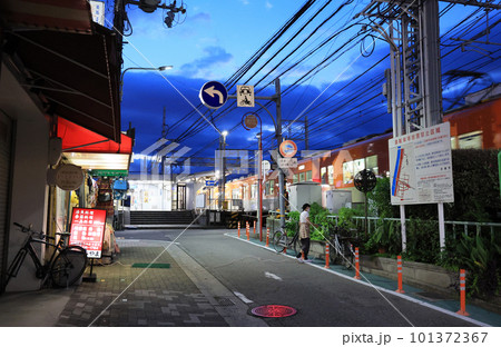 阪神　武庫川駅前の夕景 101372367
