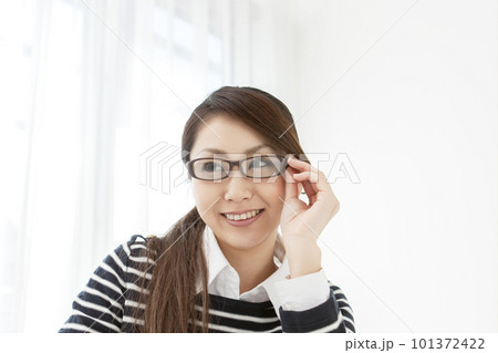 勉強する眼鏡をかけた女性 101372422