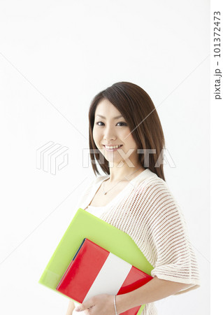 手帳を持つ女性 101372473