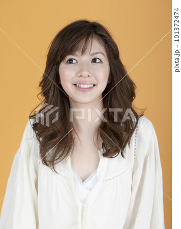 笑顔の女性のポートレート 101372474