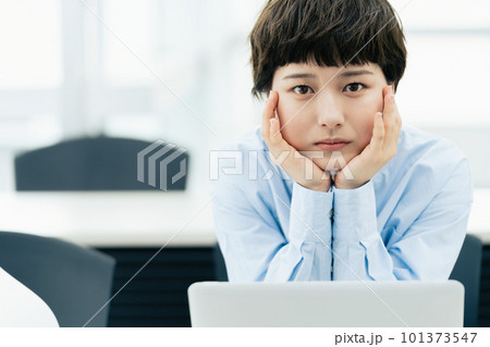 講習を受ける若い女性 101373547