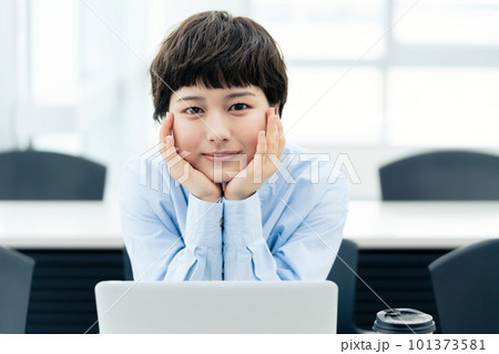 講習を受ける若い女性 講習を受ける若い女性 101373581