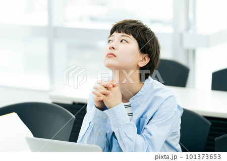講習を受ける若い女性 講習を受ける若い女性 101373653