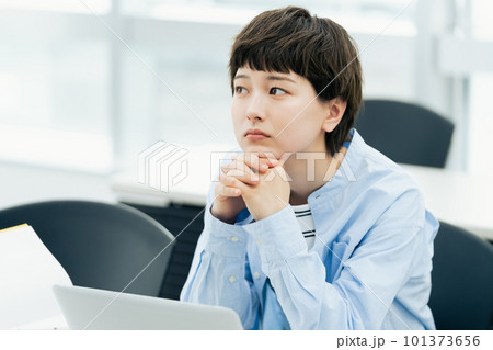 講習を受ける若い女性 講習を受ける若い女性 101373656