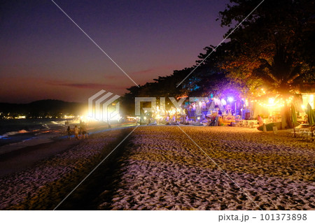 夜に映えるアジアンリゾート 101373898