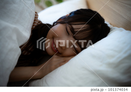 熟睡する若い女性 熟睡する若い女性 101374034