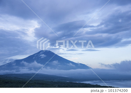 富士山と巨大なつるし雲 101374200