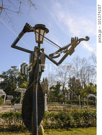 Lantern in the form of a musician in a hat and with a violin in Sochi Park in winter 101374287