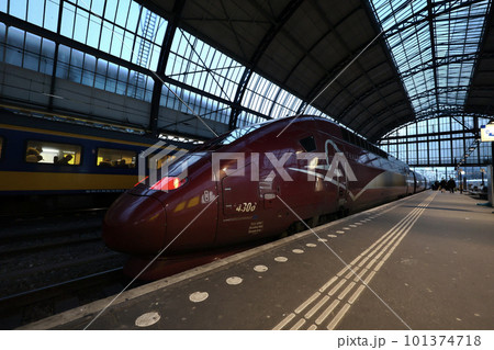 アムステルダム中央駅のプラットホームに停車する国際列車・タリス アムステルダム中央駅のプラットホームに停車する国際列車・タリス 101374718