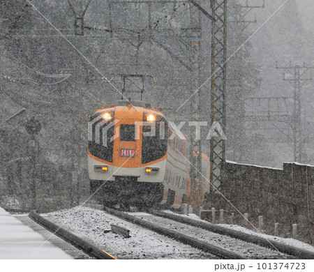 雪の長谷寺駅を通過する近鉄のビスタEX 雪の長谷寺駅を通過する近鉄のビスタEX 101374723