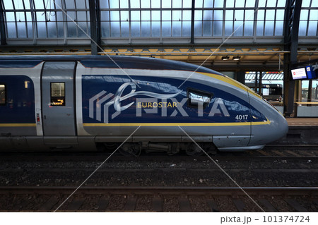 アムステルダム中央駅のプラットホームに停車する国際列車・ユーロスター 101374724