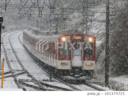 雪の長谷寺駅を通過する近鉄電車 雪の長谷寺駅を通過する近鉄電車 101374725