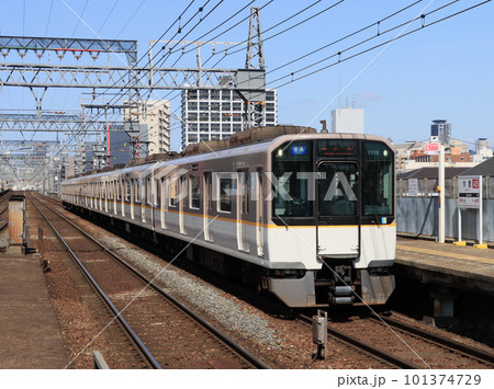 近鉄奈良線 今里駅付近を走る電車 近鉄奈良線 今里駅付近を走る電車 101374729