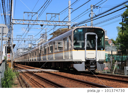 阪神の打出駅付近を走る近鉄の快速急行 101374730