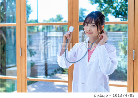 聴診器を使う若い女医 101374785
