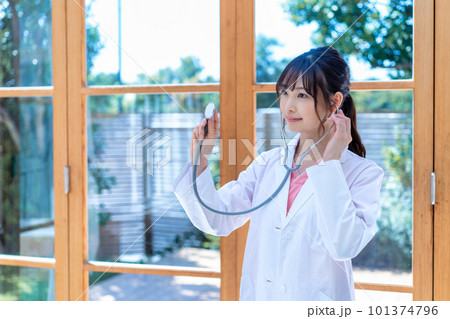 聴診器を使う若い女医 101374796