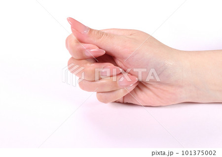 軽く握った女性の右手 101375002