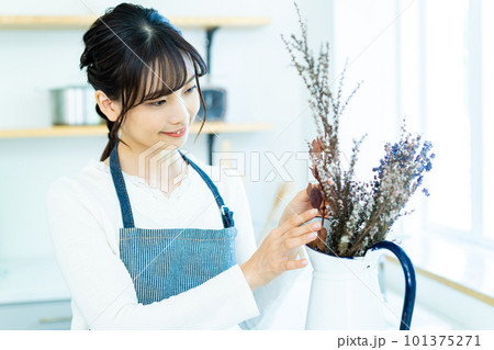 ドライフラワーを飾る若い女性 ドライフラワーを飾る若い女性 101375271
