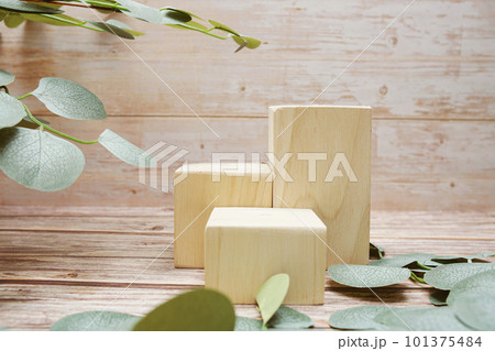 Wood podium presentation mock up with flower decoration 101375484