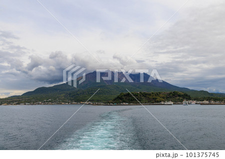 桜島と鹿児島を結ぶフェリーから見た桜島 101375745