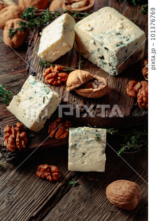 Blue cheese with walnuts and thyme. 101376769