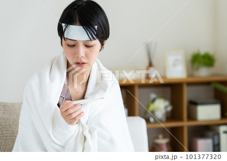 熱に苦しむ若い女性 101377320