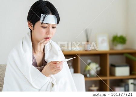 熱に苦しむ若い女性 101377321