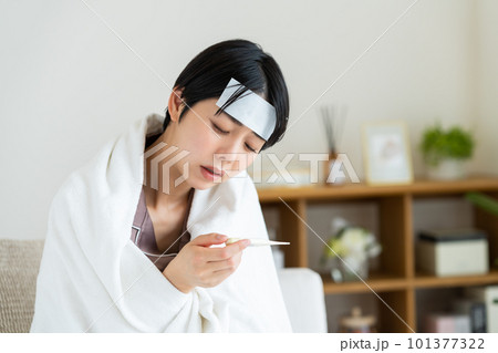 熱に苦しむ若い女性 熱に苦しむ若い女性 101377322