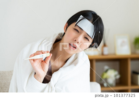 熱に苦しむ若い女性 101377325