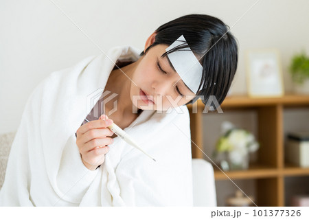 熱に苦しむ若い女性 熱に苦しむ若い女性 101377326