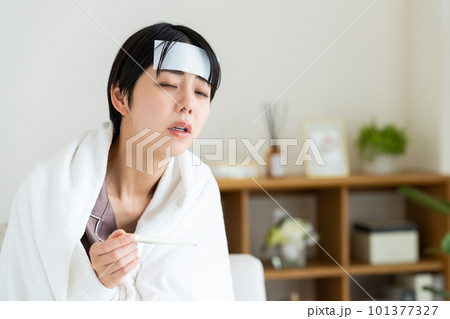 熱に苦しむ若い女性 101377327
