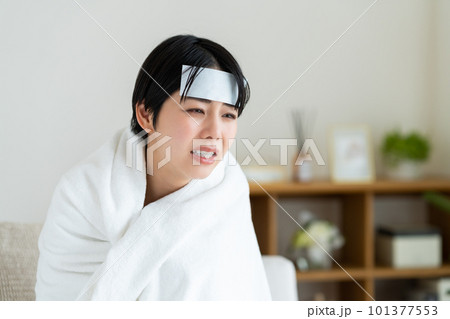 熱に苦しむ若い女性 101377553