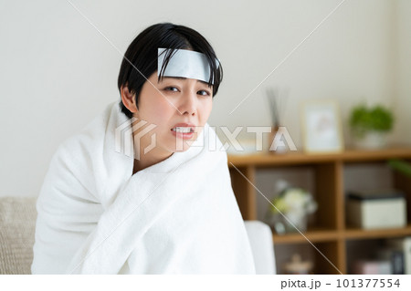熱に苦しむ若い女性 101377554