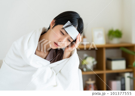 熱に苦しむ若い女性 熱に苦しむ若い女性 101377555