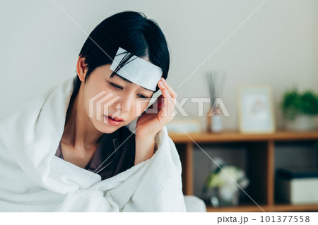 熱に苦しむ若い女性 熱に苦しむ若い女性 101377558